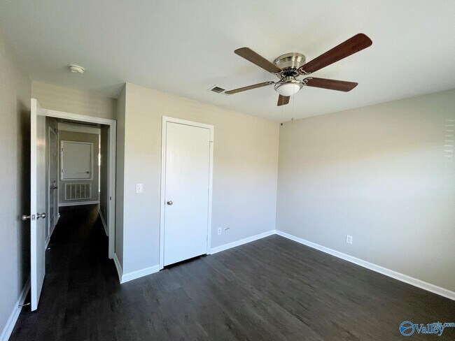 Building Photo - 200 Whitestone Dr NE