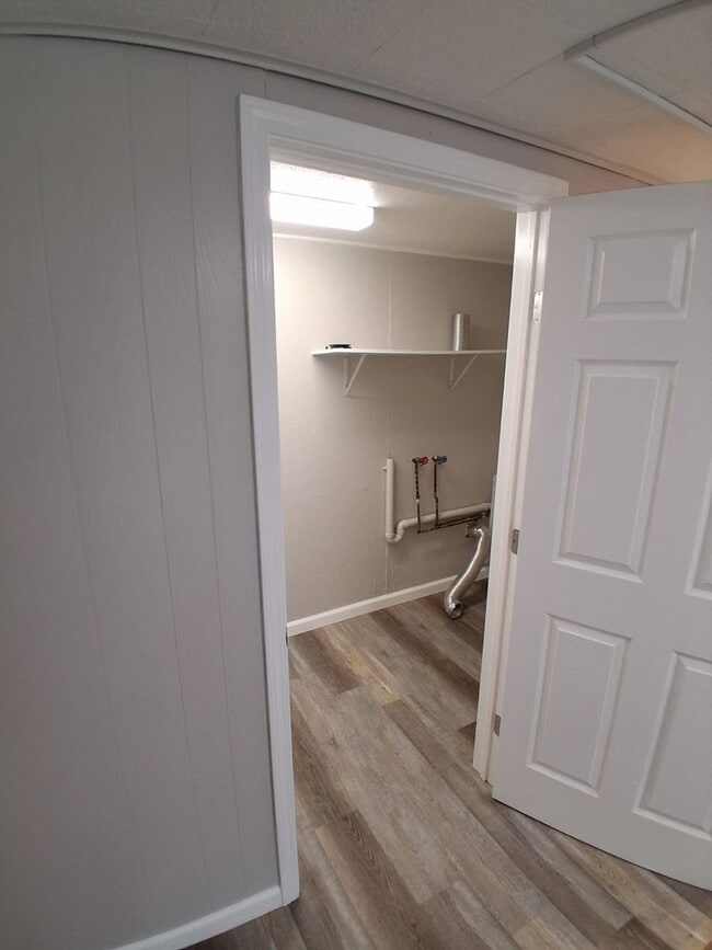 Building Photo - Spacious home near school in a quiet neigh...