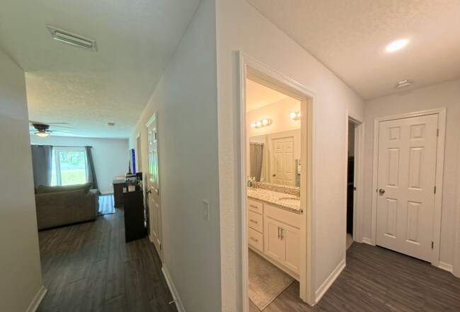 Building Photo - "Charming 3-Bed, 2-Bath Home Oasis in Jacksonville's Heart!"