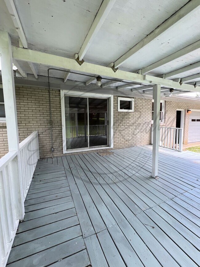 Building Photo - All Brick, 3 Bedroom Ranch in Hendersonvil...