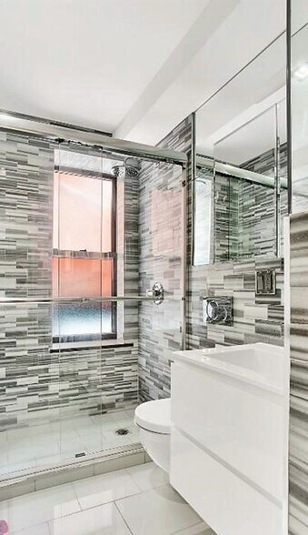Building Photo - NO FEE Two Bed in East Harlem! Won't Stay ...