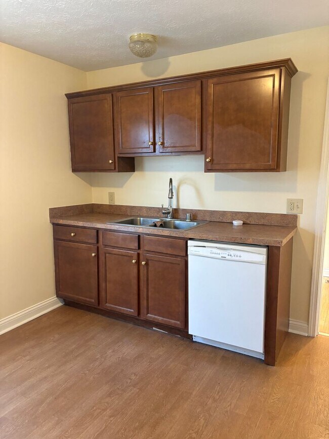 Building Photo - 624 Addison Ave