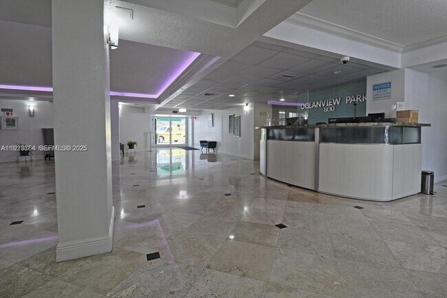 Building Photo - 800 Parkview Dr