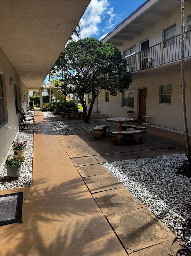 Building Photo - 2515 Polk St