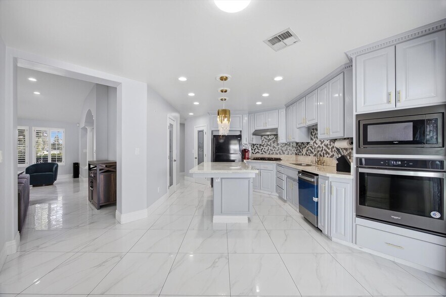 Building Photo - 10721 Loughton Ave