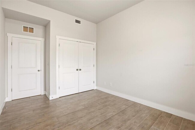 Building Photo - 870 Columbia St