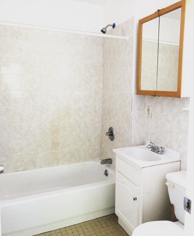 Building Photo - 4334 Baychester Ave