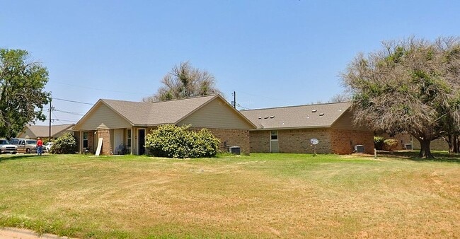 Building Photo - 1324 E 10th St