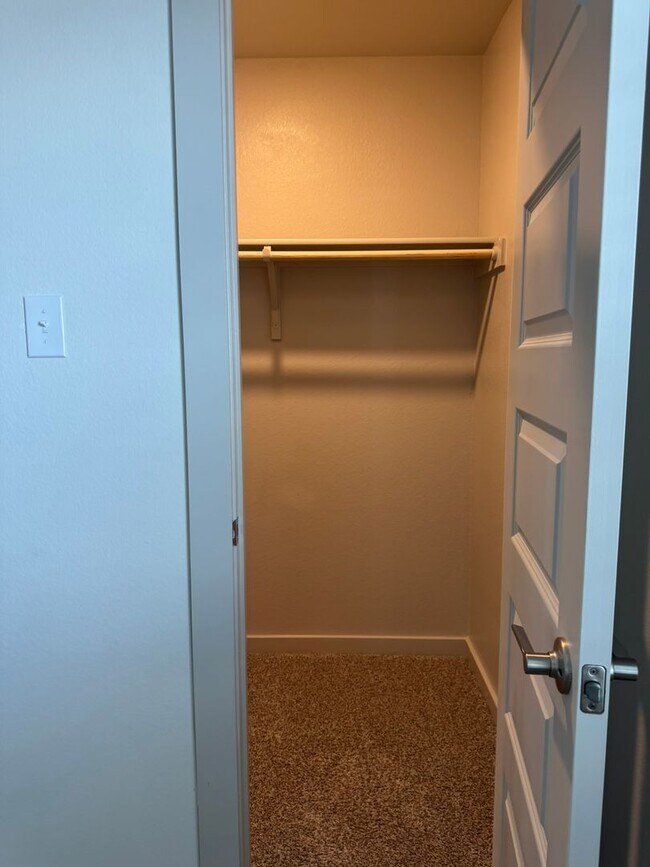 Building Photo - Ready for move-in! Spacious 4-bedroom, 3-b...