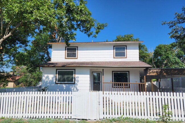 Building Photo - Beautiful house for Lease in Manor Downtow...