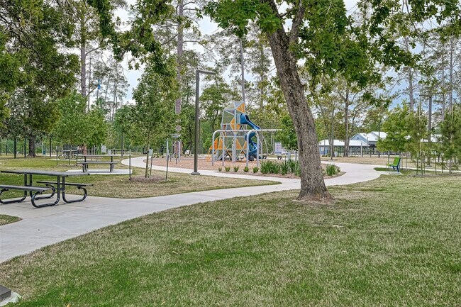 Building Photo - 323 Highland Bayou Dr