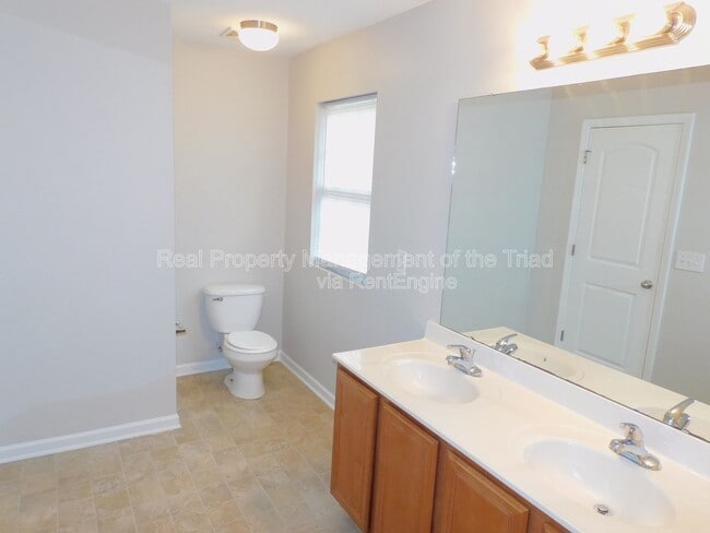 Building Photo - 807 Thorncroft Rd