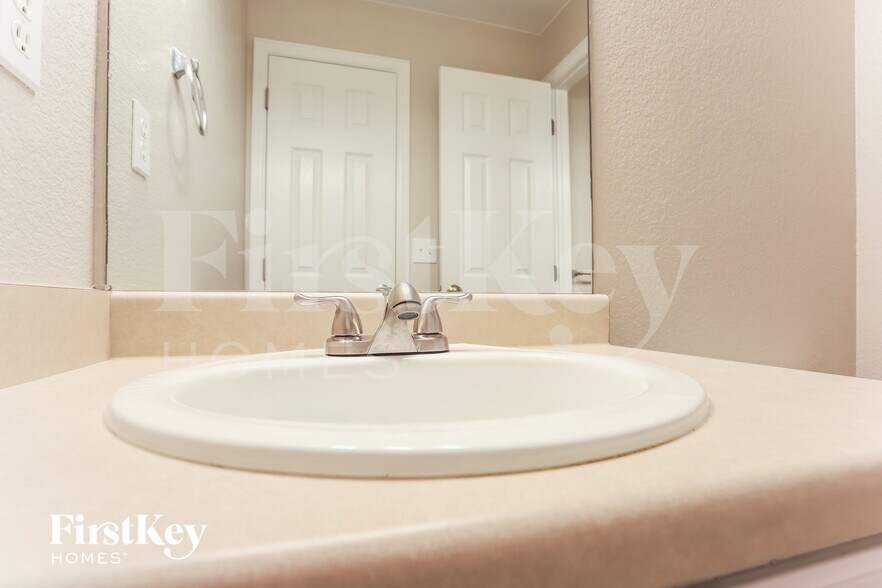 Building Photo - 2548 S Genoa Ct