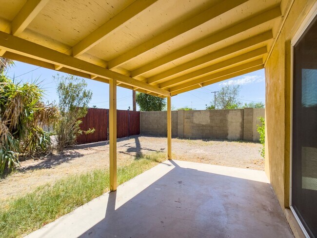 Building Photo - 1913 E El Parque Dr