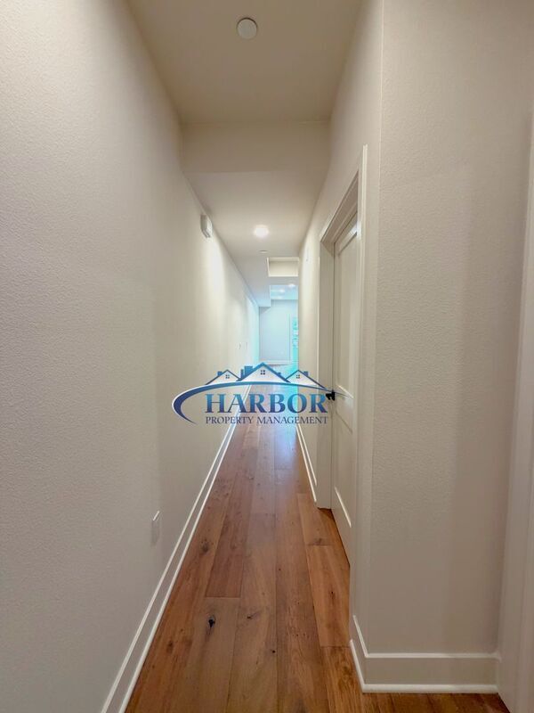 Building Photo - 927 Deep Valley Dr