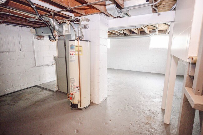 Building Photo - 1554 Oak St