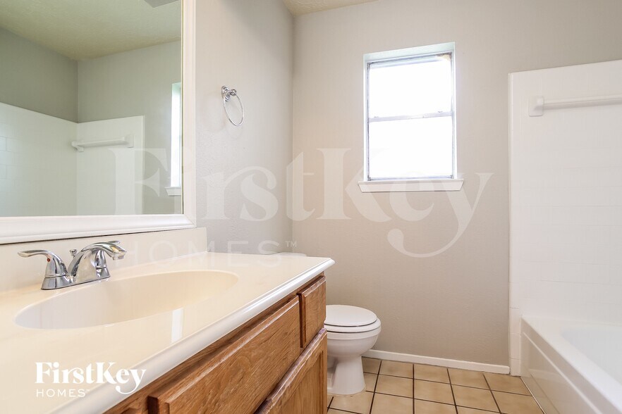 Building Photo - 2118 Knollbrook Ln