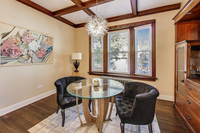 Building Photo - 1506 W Thome Ave