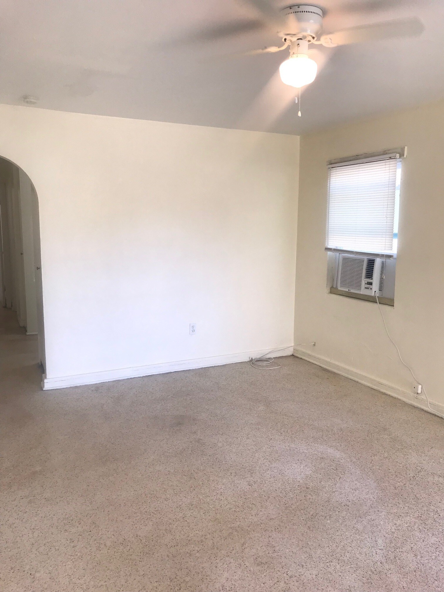 Living Room - 605 S 6th St