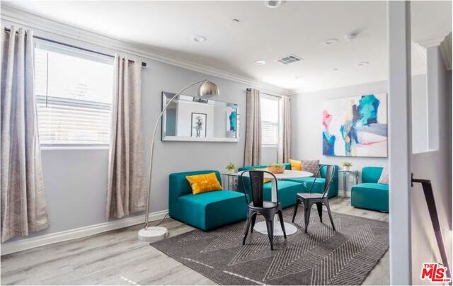 Building Photo - 817 N Mariposa Ave