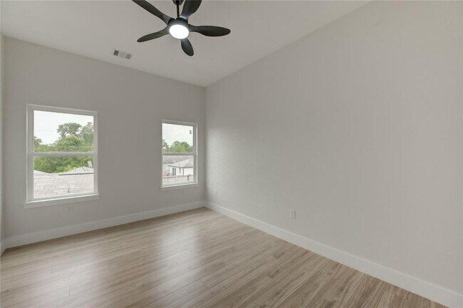Building Photo - 811 E 39th St