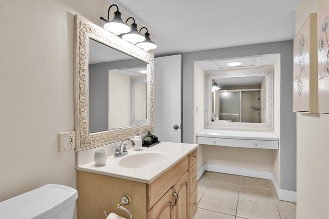 Building Photo - 1069 Hillsboro Mile
