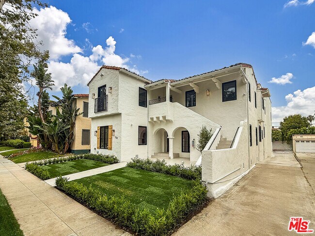 Building Photo - 150 N Arnaz Dr