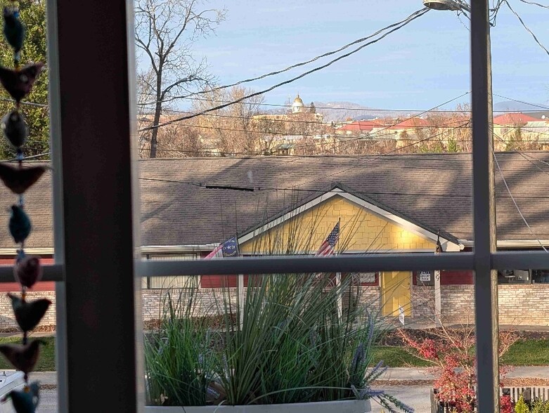 Building Photo - 306 Davis St