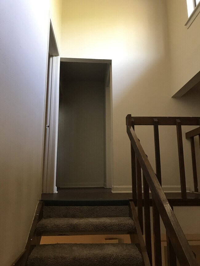 Building Photo - Beautiful Clean 3 bedroom, 2 Full Baths to...