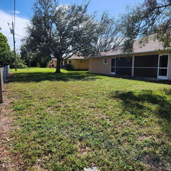 Building Photo - 1037 SE 11th St