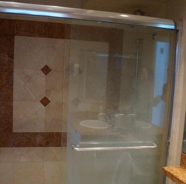 Building Photo - 3 Bed 2.5 Bath in Pacific Beach with laundry and garage!