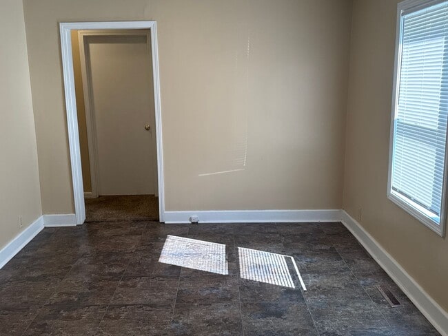 Building Photo - 3 Bedroom 2 Bath in Republic!  $1295