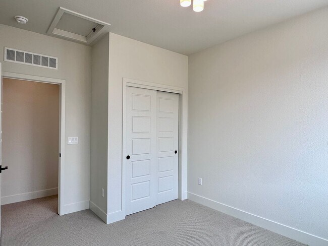 Building Photo - Luxury 3 Bedroom Townhome in the Heart of ...