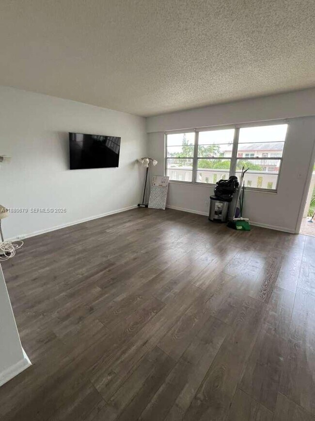 Building Photo - 82 Fanshaw B