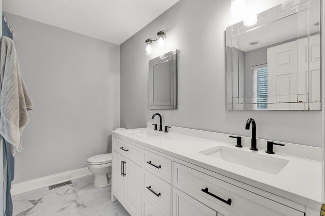 Building Photo - 3120 Pin Oaks Cir NE