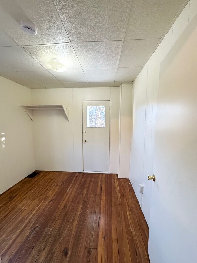 Building Photo - 4 Bedroom Townhome