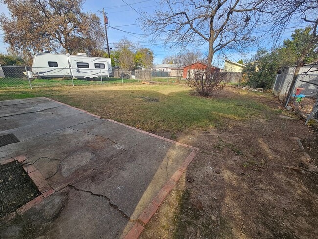 Building Photo - Spacious 4 Bedroom 2 Bath Home WITH BONUS ...