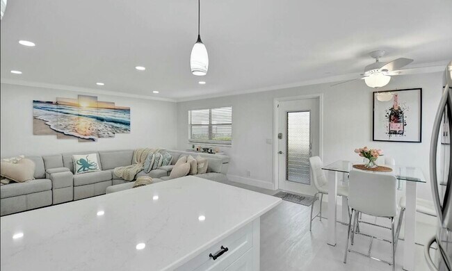 Building Photo - 581 Monaco Way