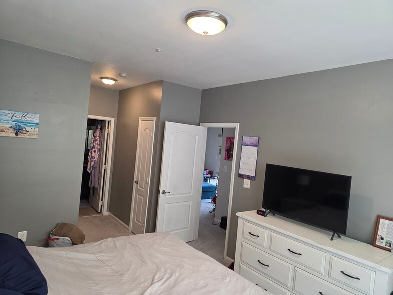 main bedroom - 43300 Marymount Ter