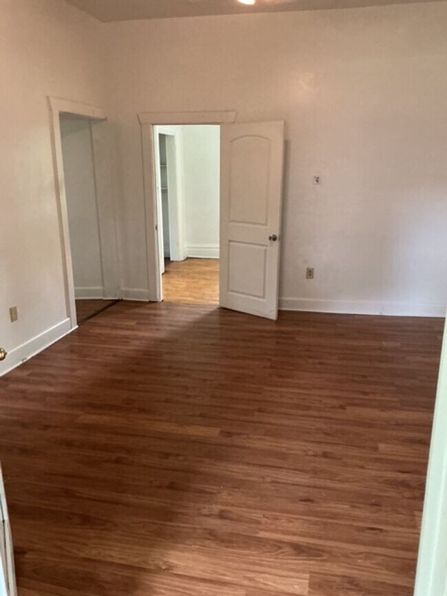 Building Photo - 5 bedroom / 2 bathroom House in Peoria