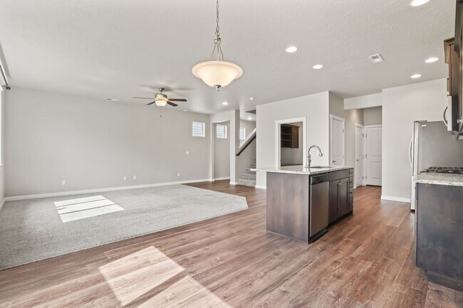 Building Photo - Beautiful 3bd/2.5ba Home w/Office Space & Bonus Loft