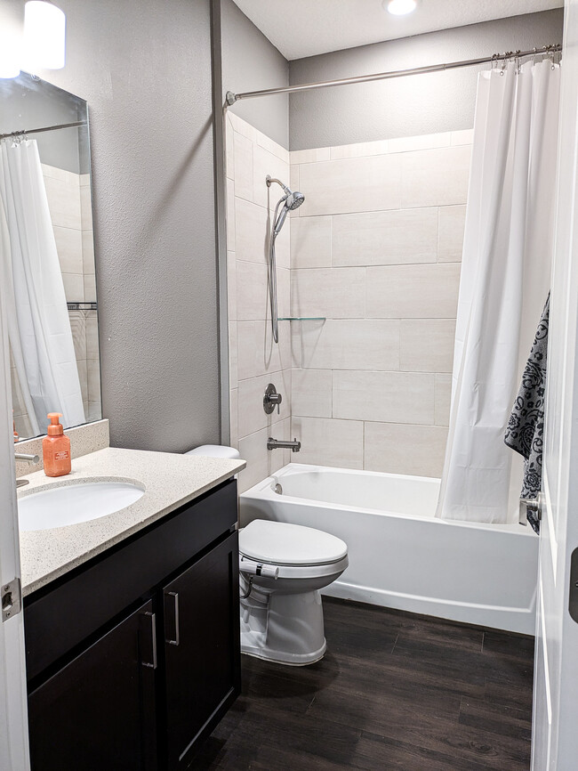 Bathroom in between bedrooms #2 and #3 - 3 Birchfield Pl