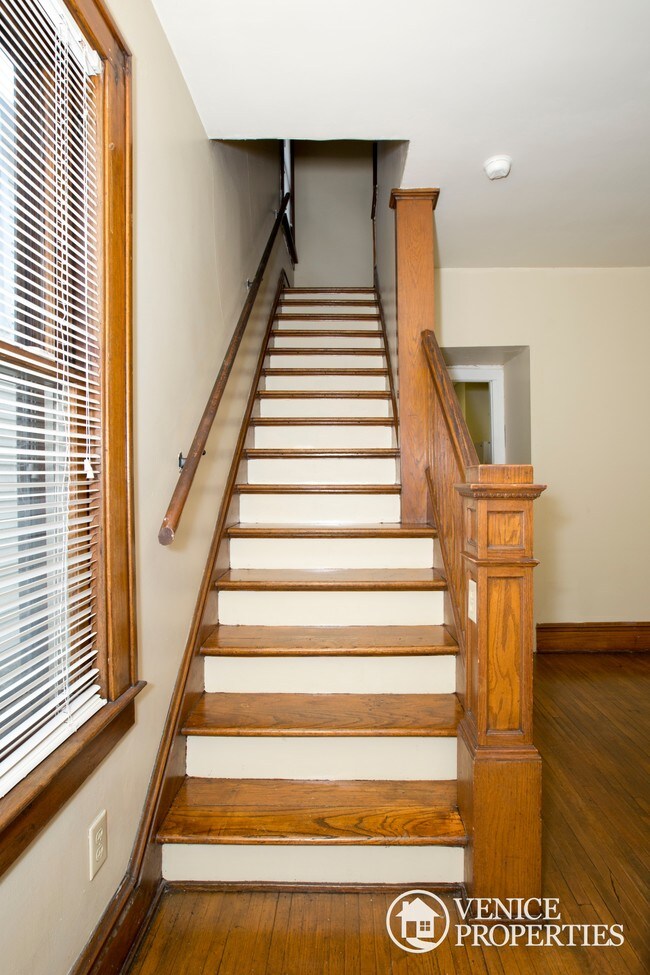 Building Photo - 103 W Norwich Ave