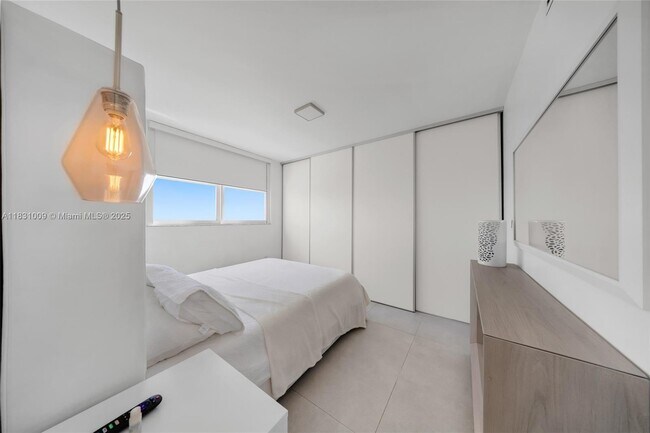 Building Photo - 465 Ocean Dr