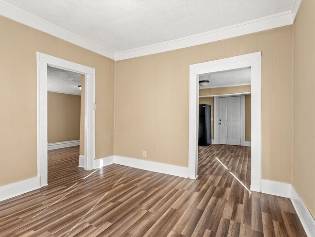 Building Photo - One Bedroom One Bath Unit Available for Immediate Occupancy