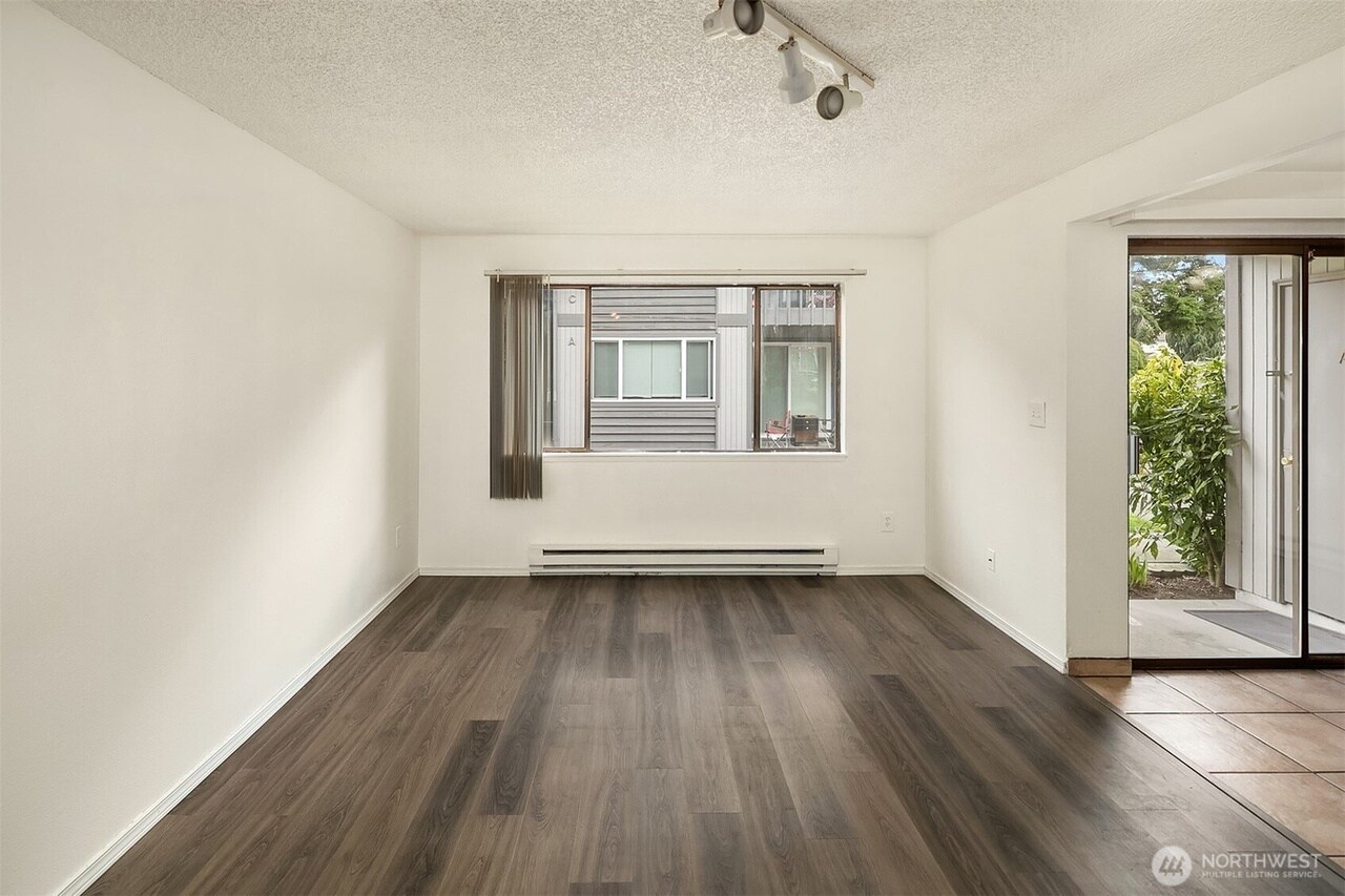 Living - 905 18th St NE