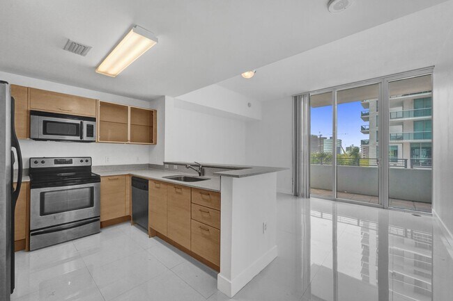 Building Photo - 1 bedroom and 1 bath condo located east side of Biscayne Blvd Miami Florida