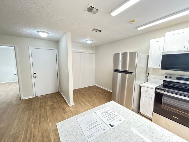 Building Photo - 2611 Antilles Dr