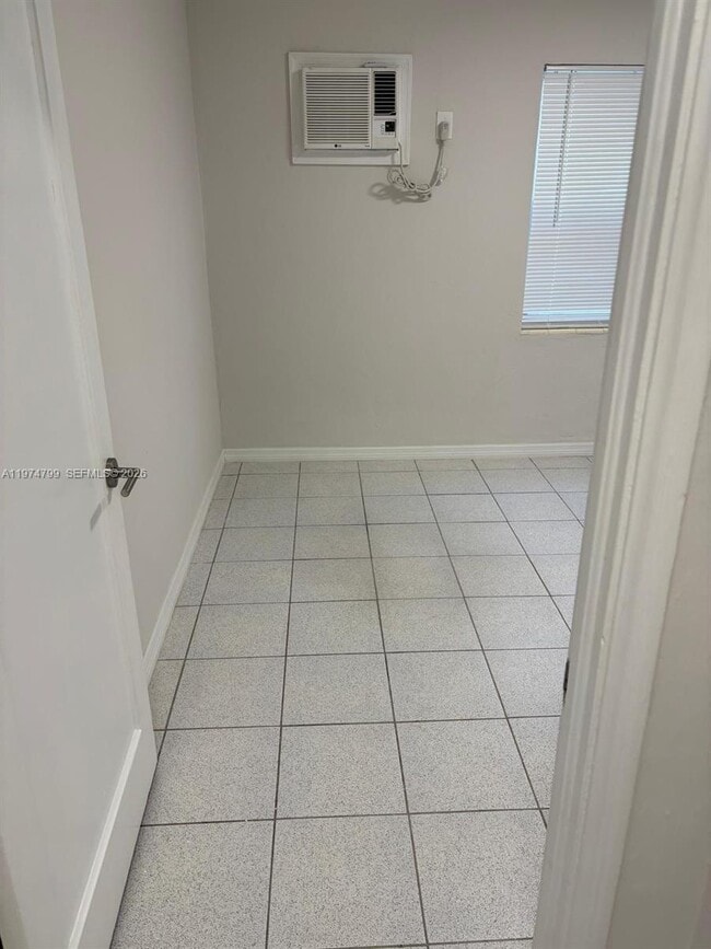 Building Photo - 510 Santander Ave