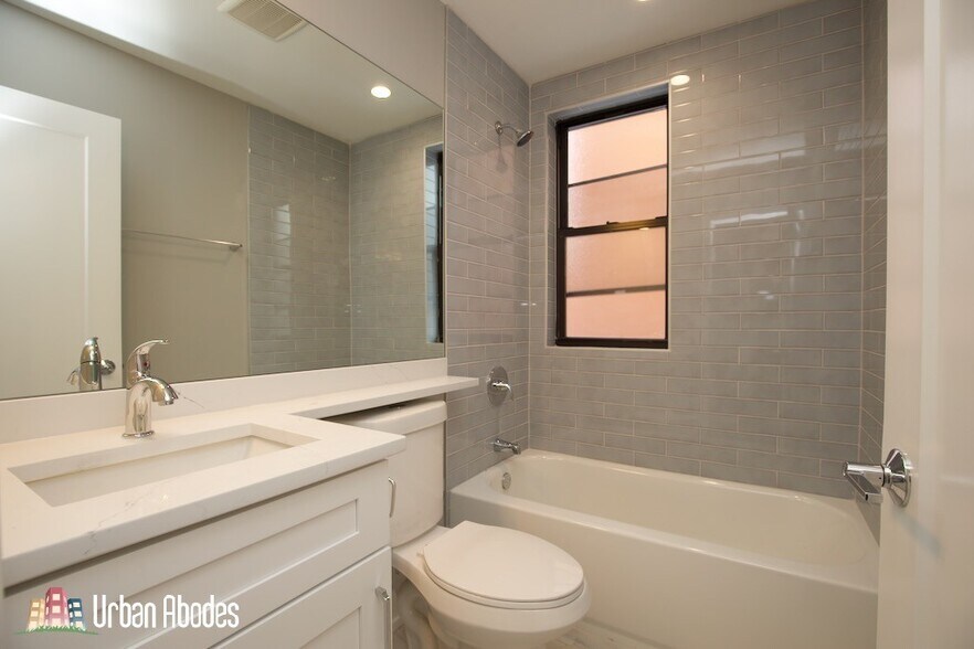 Building Photo - 3943 N Janssen Ave